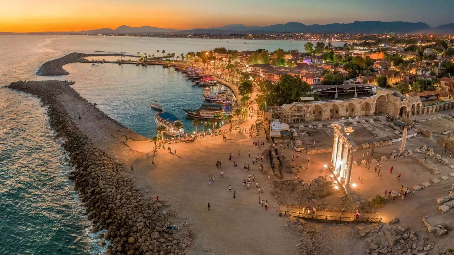 Сиде — древний курортный портовый город на юге средиземноморского побережья Турции