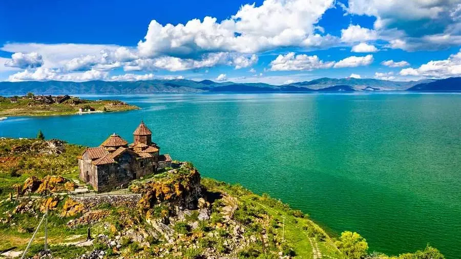 Севан — самое большое пресное озеро Кавказа. Имеет второе неофициальное название — Армянское море