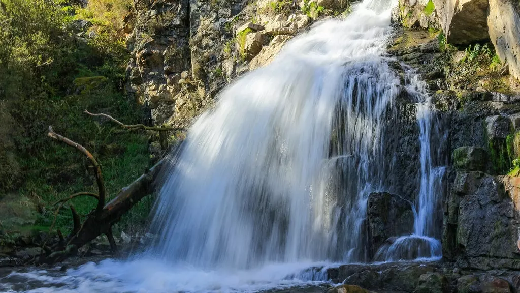 Камышлинский водопад — двухкаскадный, общая высота каскадов составляет 12 м