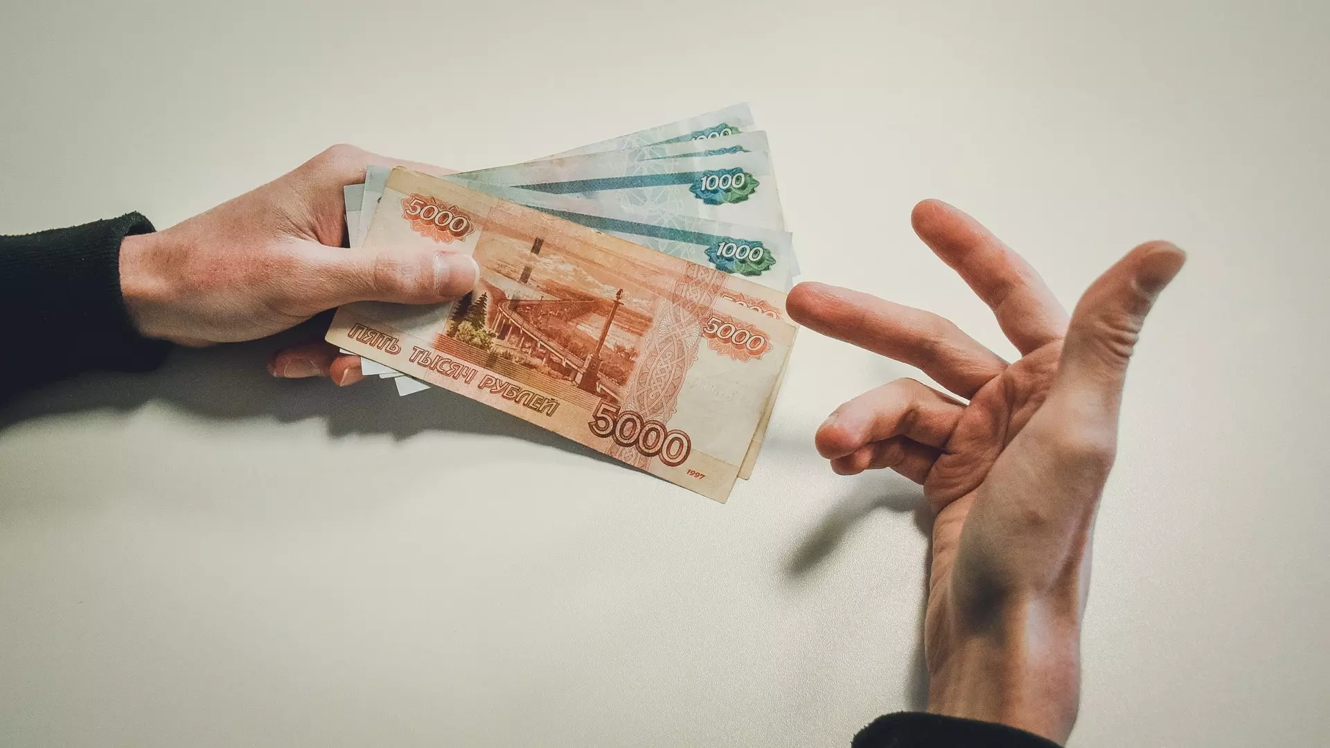 Налог на доход поднимется для всех людей среднего класса, кто получает больше 70 тыс.рублей