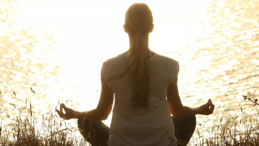 Медитация, правильное дыхание — все это отлично работает в ситуациях, когда необходимо справиться с тревогой и научиться правильно отдыхать