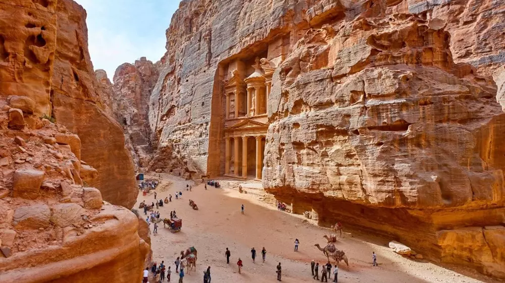 Петра, этот древний город в Иордании был некогда высечен в местных скалах