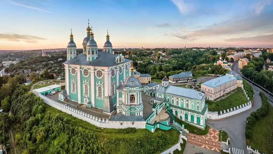 Смоленск приглашает побывать в таких знаковых для смолян местах, как Смоленская крепость, Церковь Петра и Павла