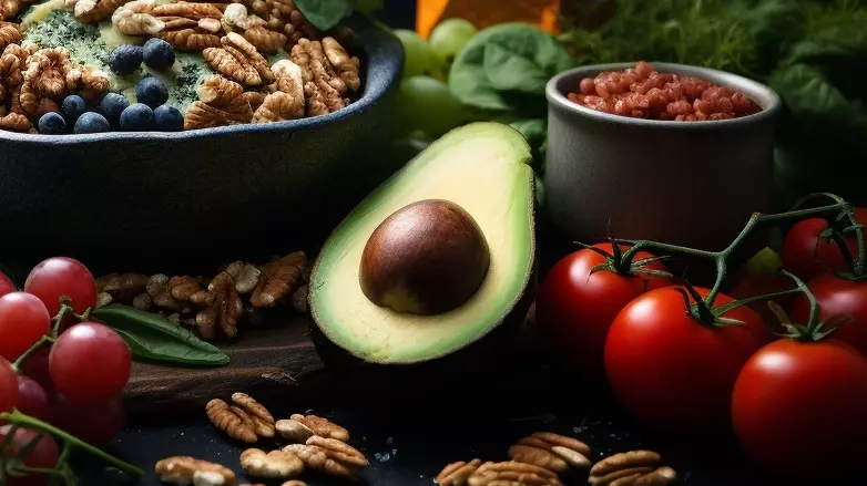 Авокадо содержит множество полезных для организма веществ, включая растительные жиры и витамины А, В, Е