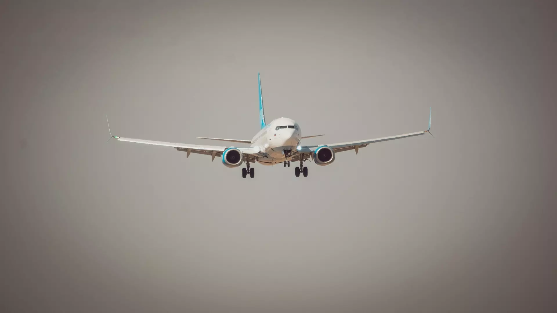 Пассажира задержали после попытки поцеловать другого мужчину в самолете