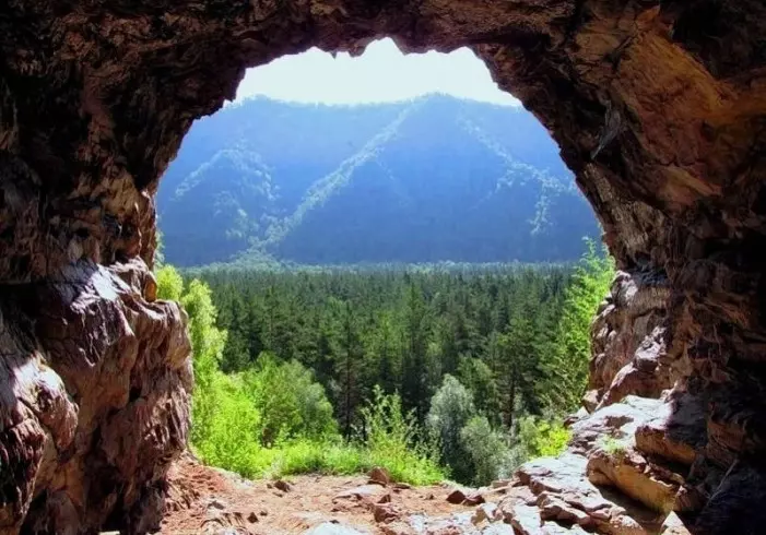 Тавдинские пещеры знамениты тем, что в разные эпохи они служили временным пристанищем для людей