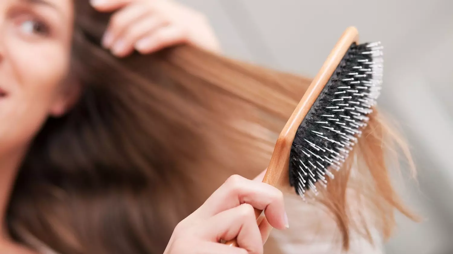 Когда волосы нуждаются в стрижке, они могут становиться менее плотными, на них появляются узелки