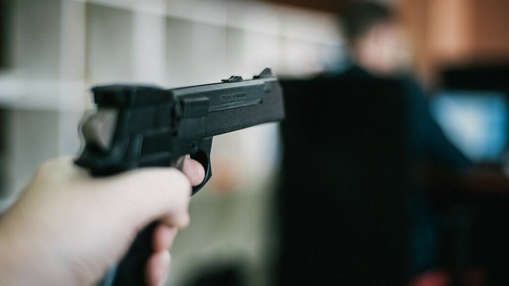 Пьяный мужчина открыл стрельбу из пистолета на улице в Гатчине