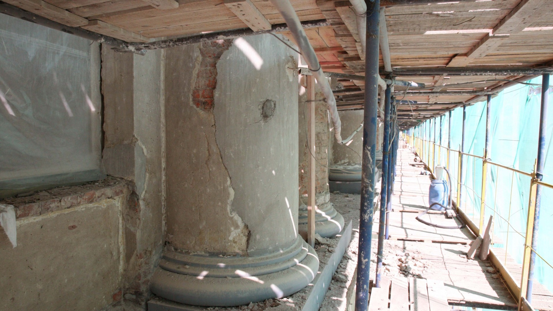Разруха вместо реставрации: почему со старинных фасадов в Петербурге сбивают лепнину
