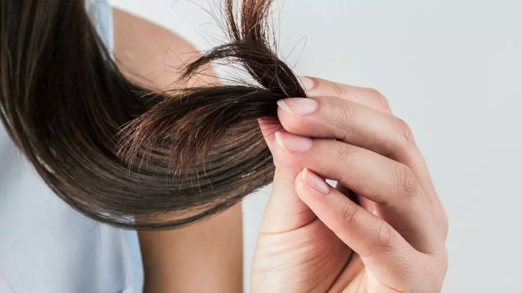 Самым важным признаком того, что вам пора стричься, является сечение кончиков волос