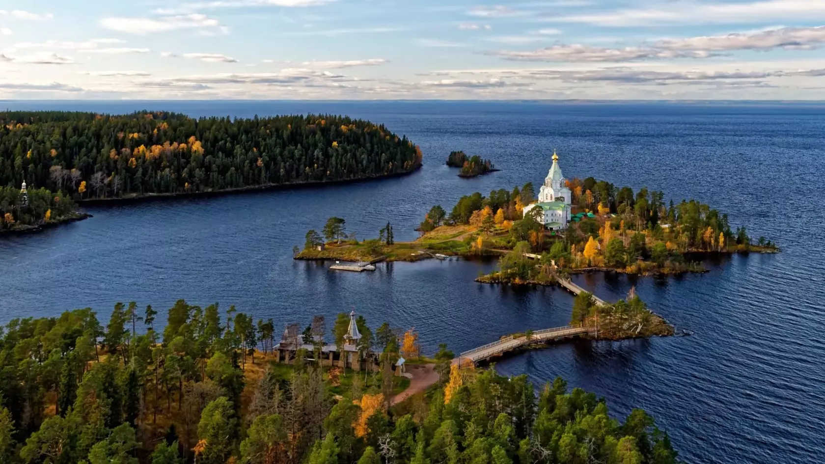 Топ-5 самых прекрасных озёр России, на которых можно отдохнуть всей семьёй