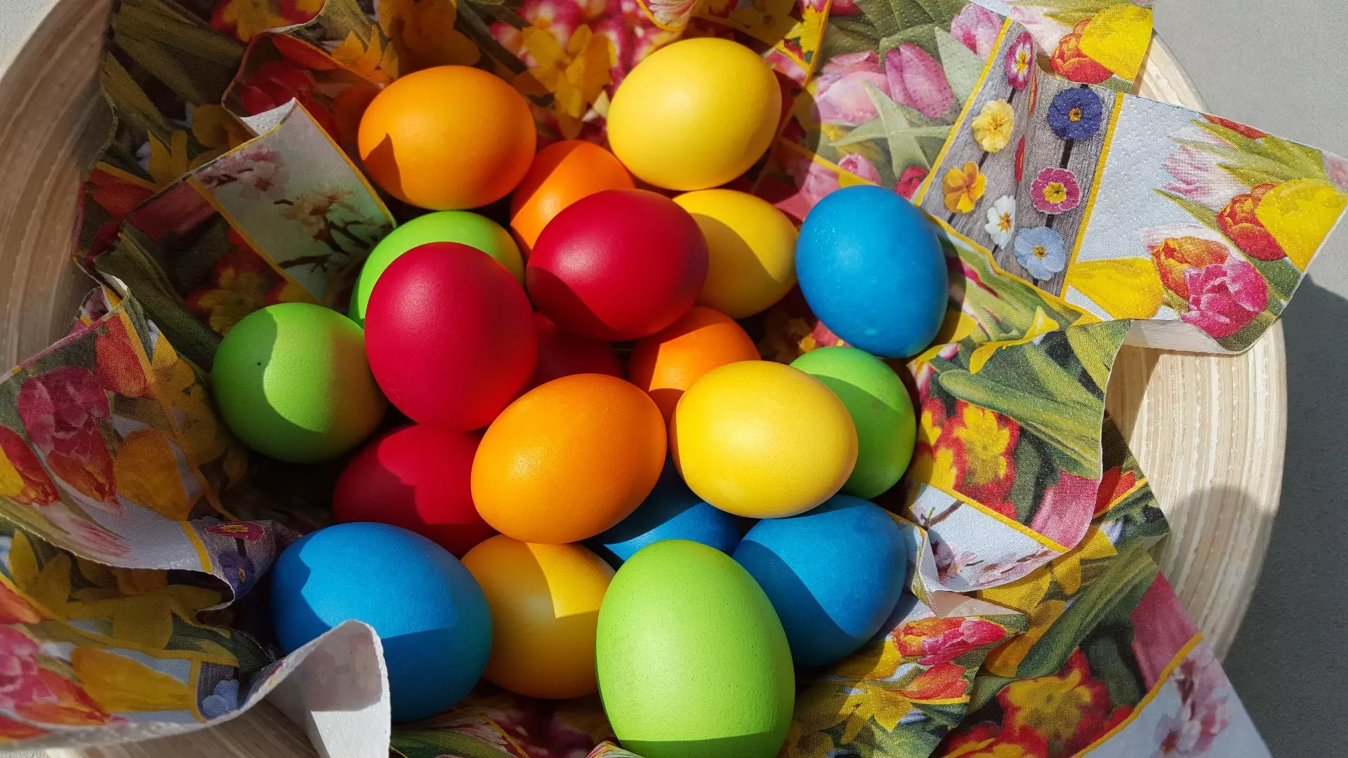 Яйца в честь праздника Пасхи красят преимущественно в красный цвет