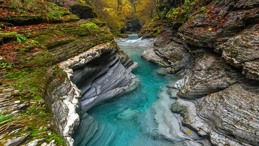 В народе «Каньоном Бешенки» обычно называют узкое ущелье реки Таштай