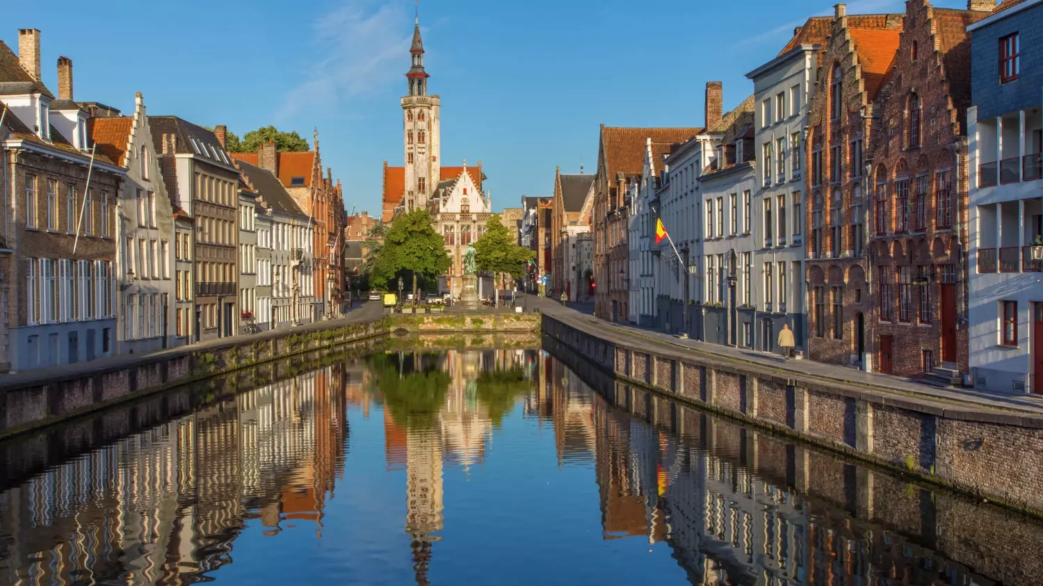 Брюгге славится своими каналами, мощенными брусчаткой улицами и средневековыми зданиями