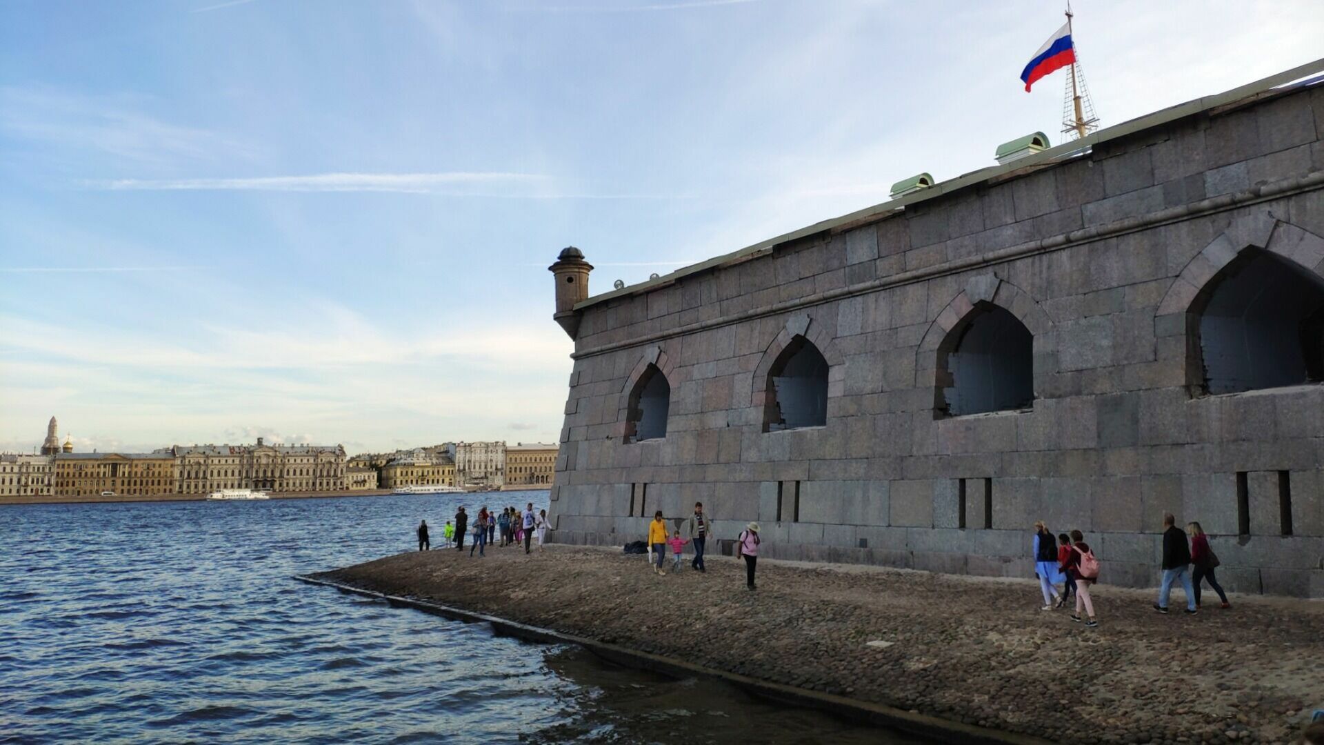 Петропавловская крепость в Санкт-Петербурге временно закрыла свой пляж
