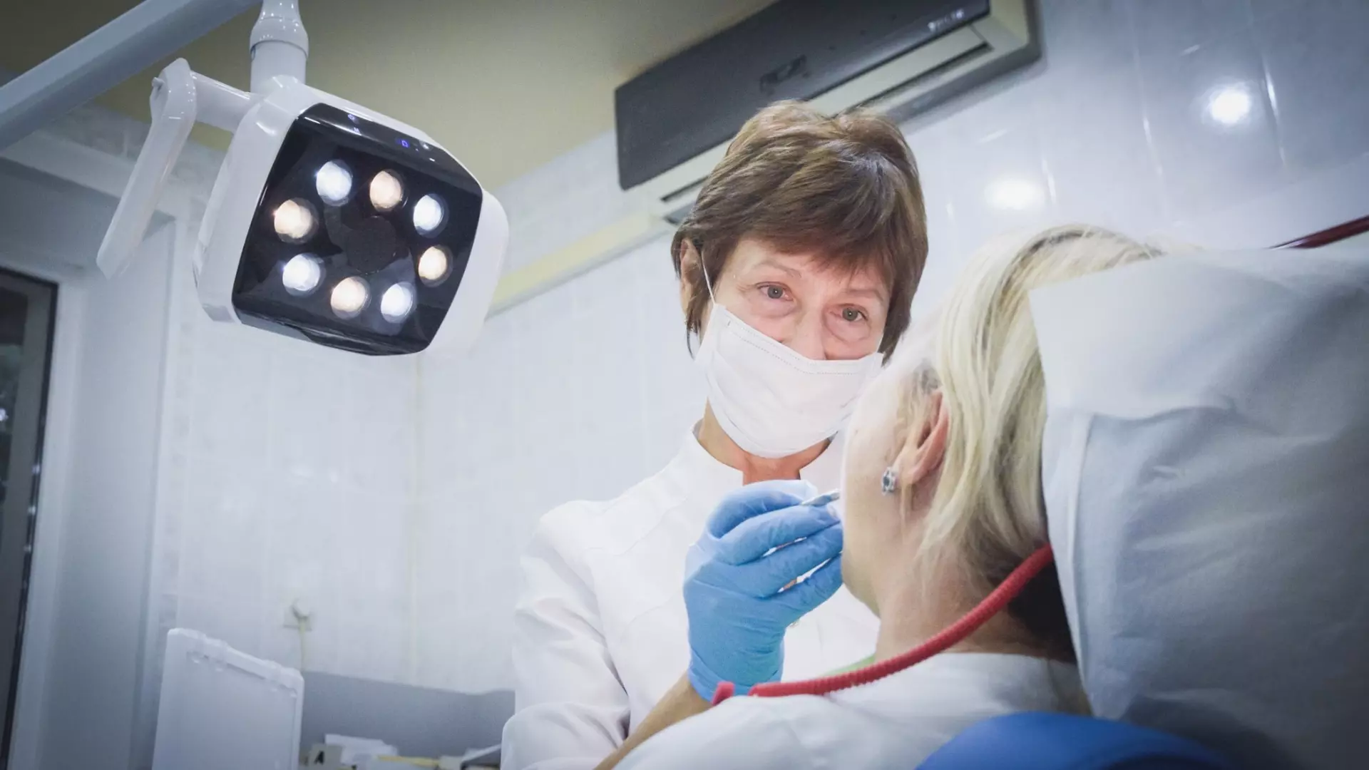 Женщина так боялась стоматологов, что теперь у нее титановая челюсть