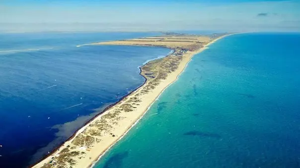 С Бугазской песчаной косы протяженностью 12 км начинаются знаменитые в России пляжи Анапы