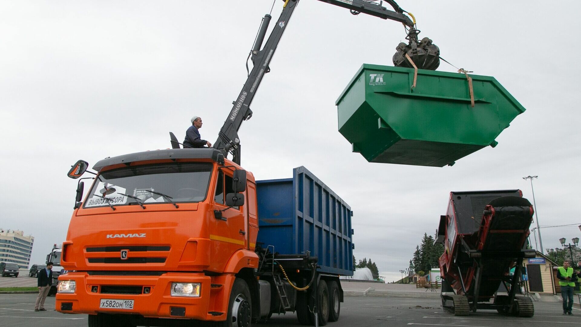 Больше 200 мусоровозов Ленобласти начнут делиться с РЭО маршрутами