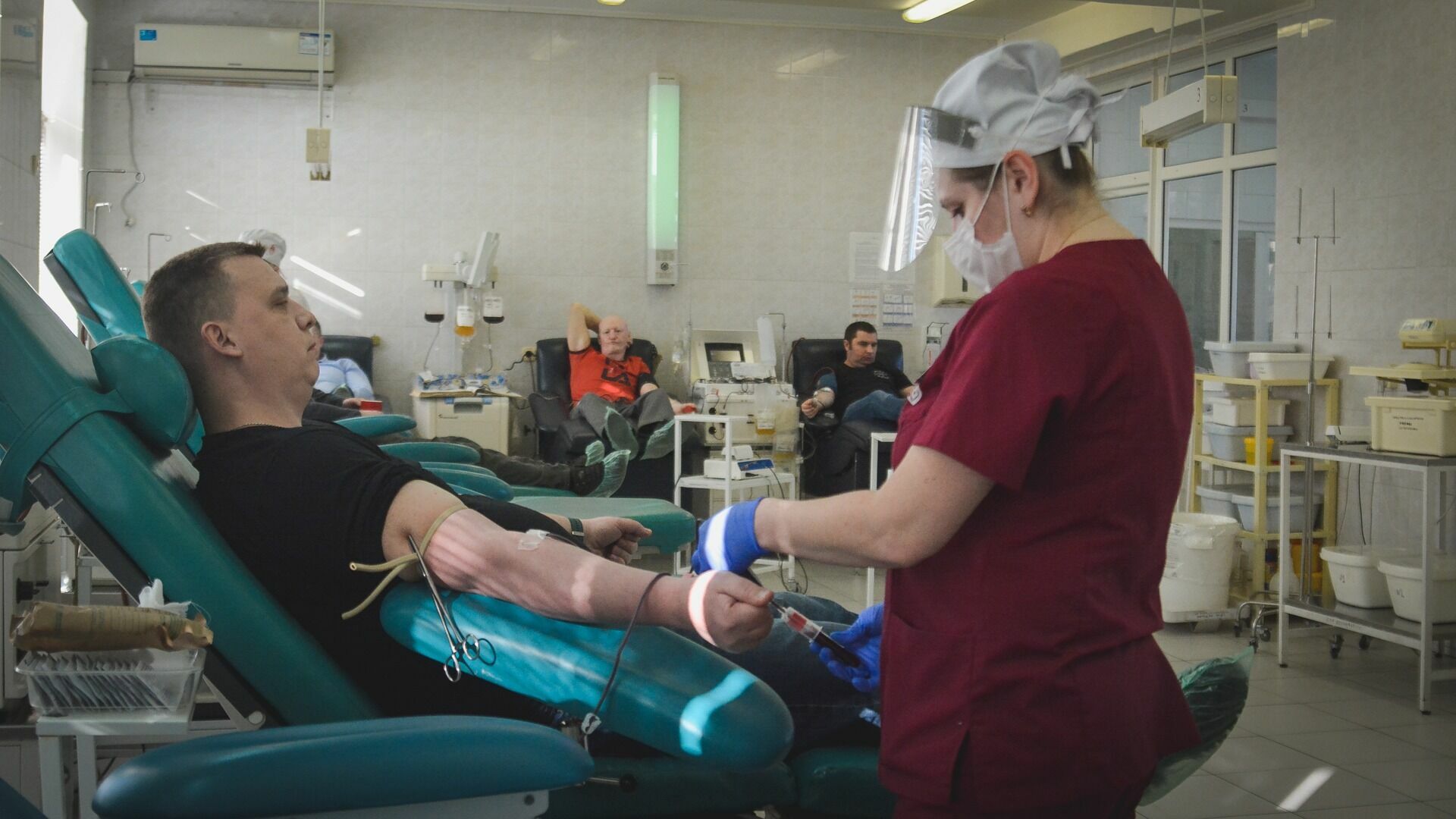 Открылась единственная в Петербурге морозильная камера для донорской крови