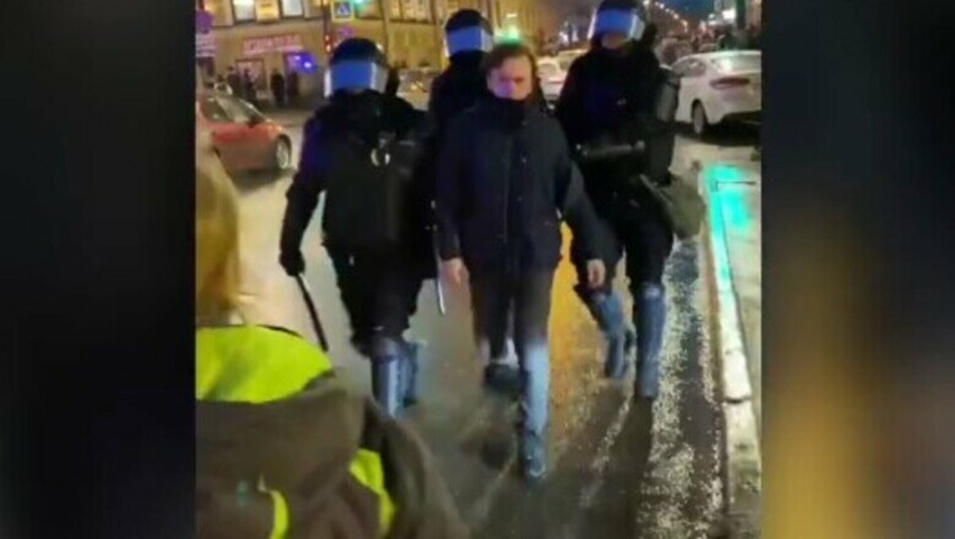 Украинцы ударили. Полицейский пнул женщину в живот. ОМОНОВЕЦ пнул женщину в живот. В Санкт Петербурге избили женщину.