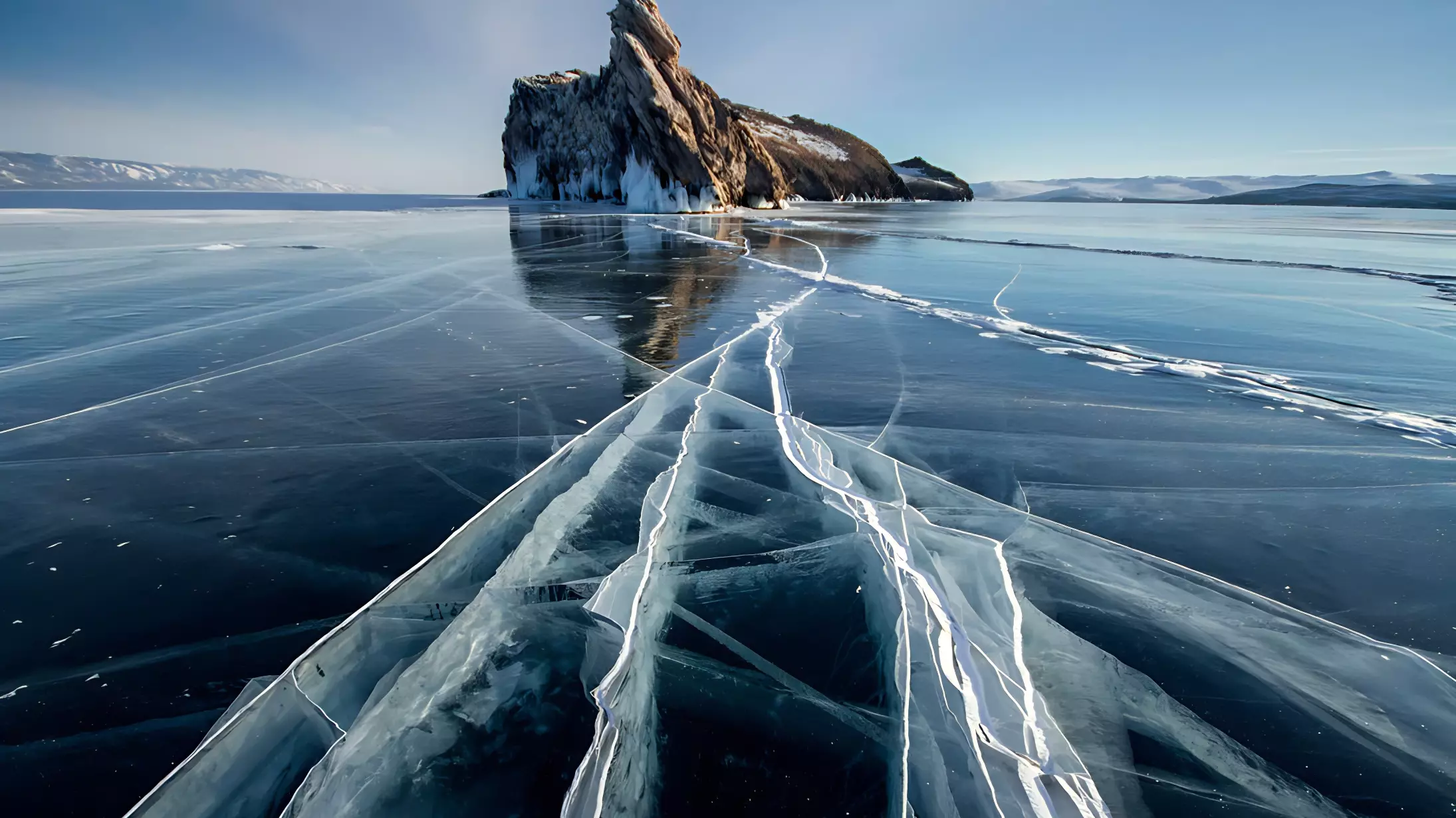Озеро байкал использование. Озеро Байкал. Зимний Байкал. Лед Байкала. Озеро Байкал зимой.