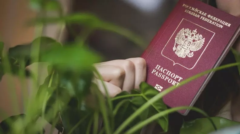 Жители Петербурга будут показывать паспорт при покупке энергетиков и зажигалок