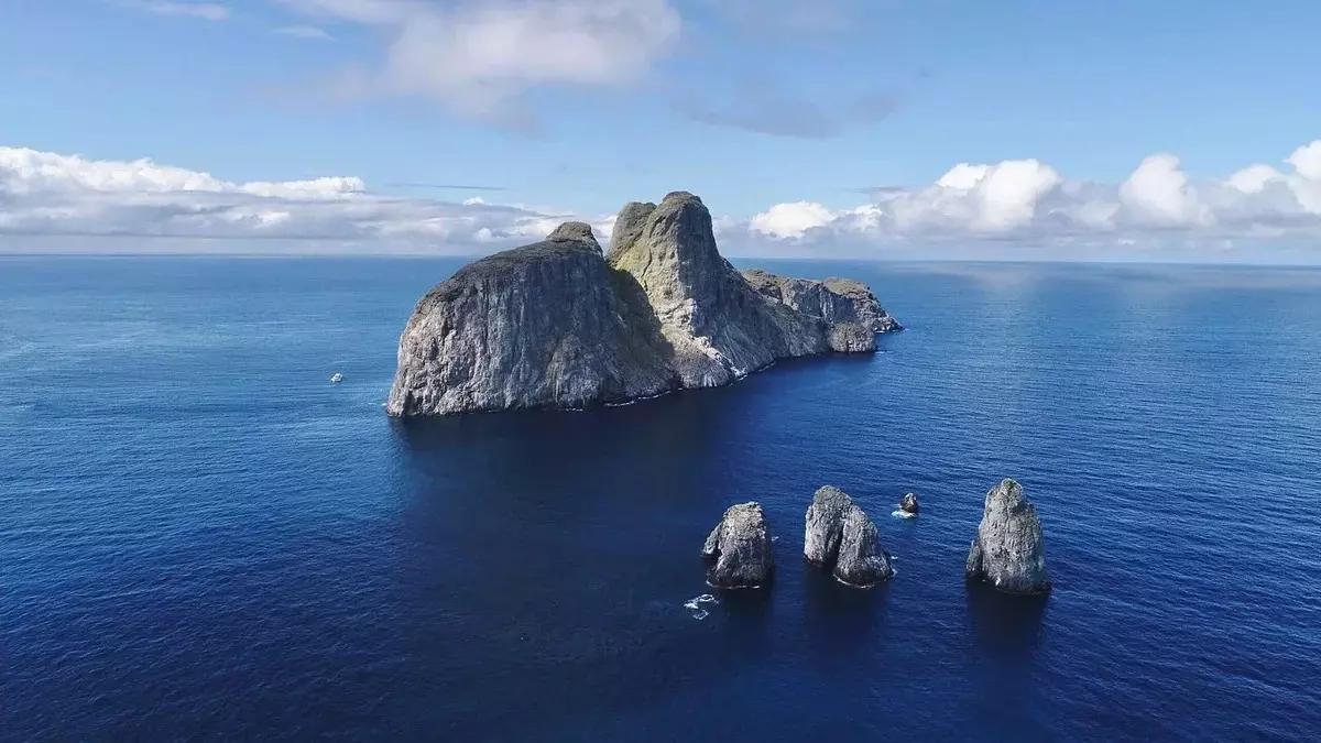 Остров Мальпело — еще одно прекрасное место, где можно поплавать с акулами