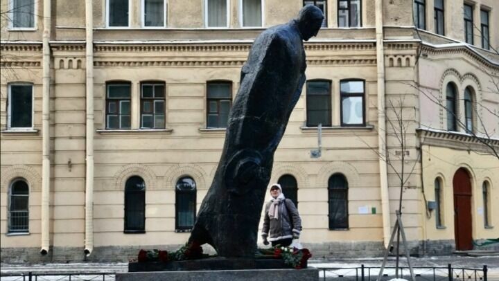 Петербуржцы не оценили новый памятник Блоку