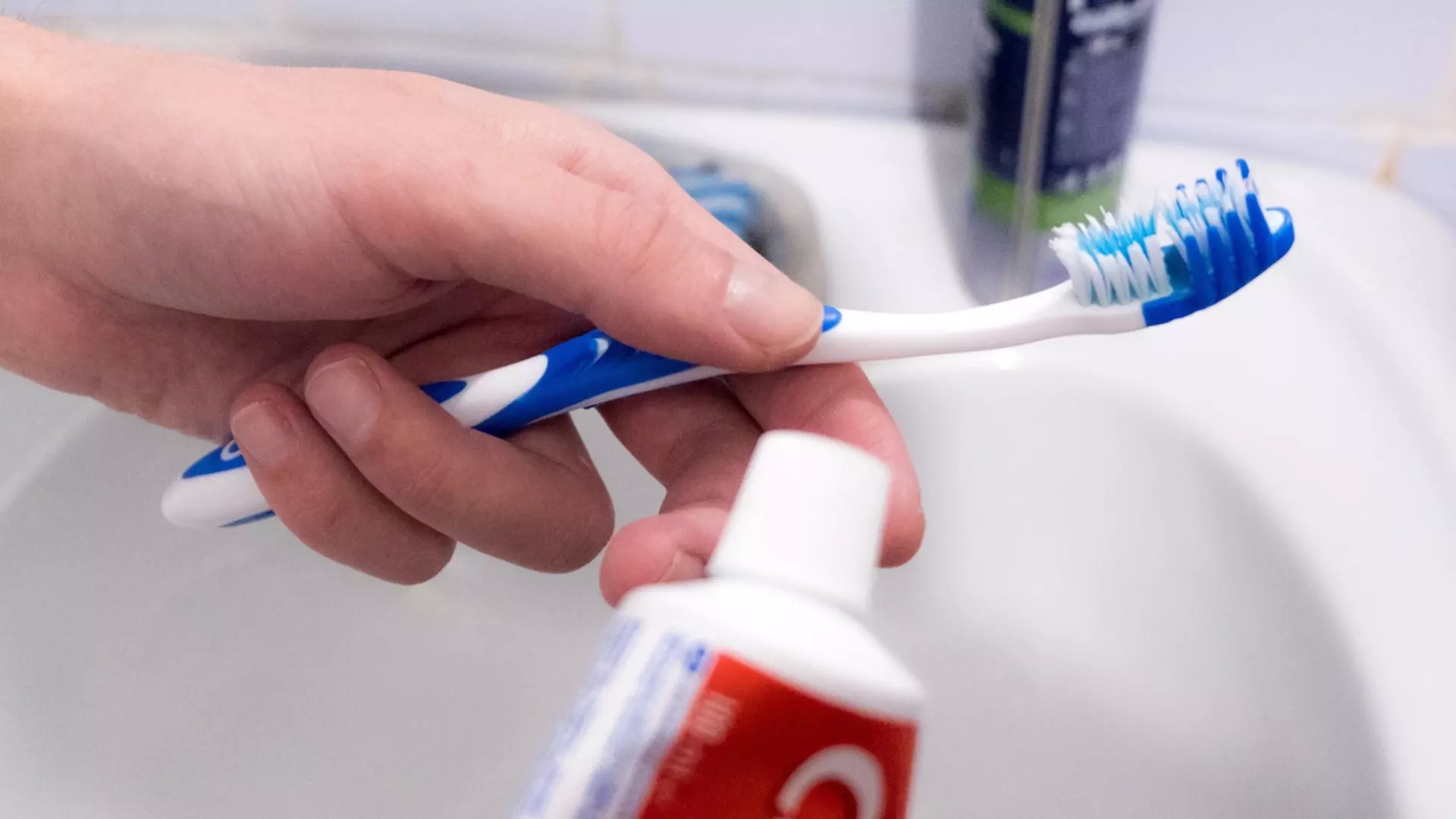 Электрическая или обычная: топ способов правильно выбрать зубную щетку