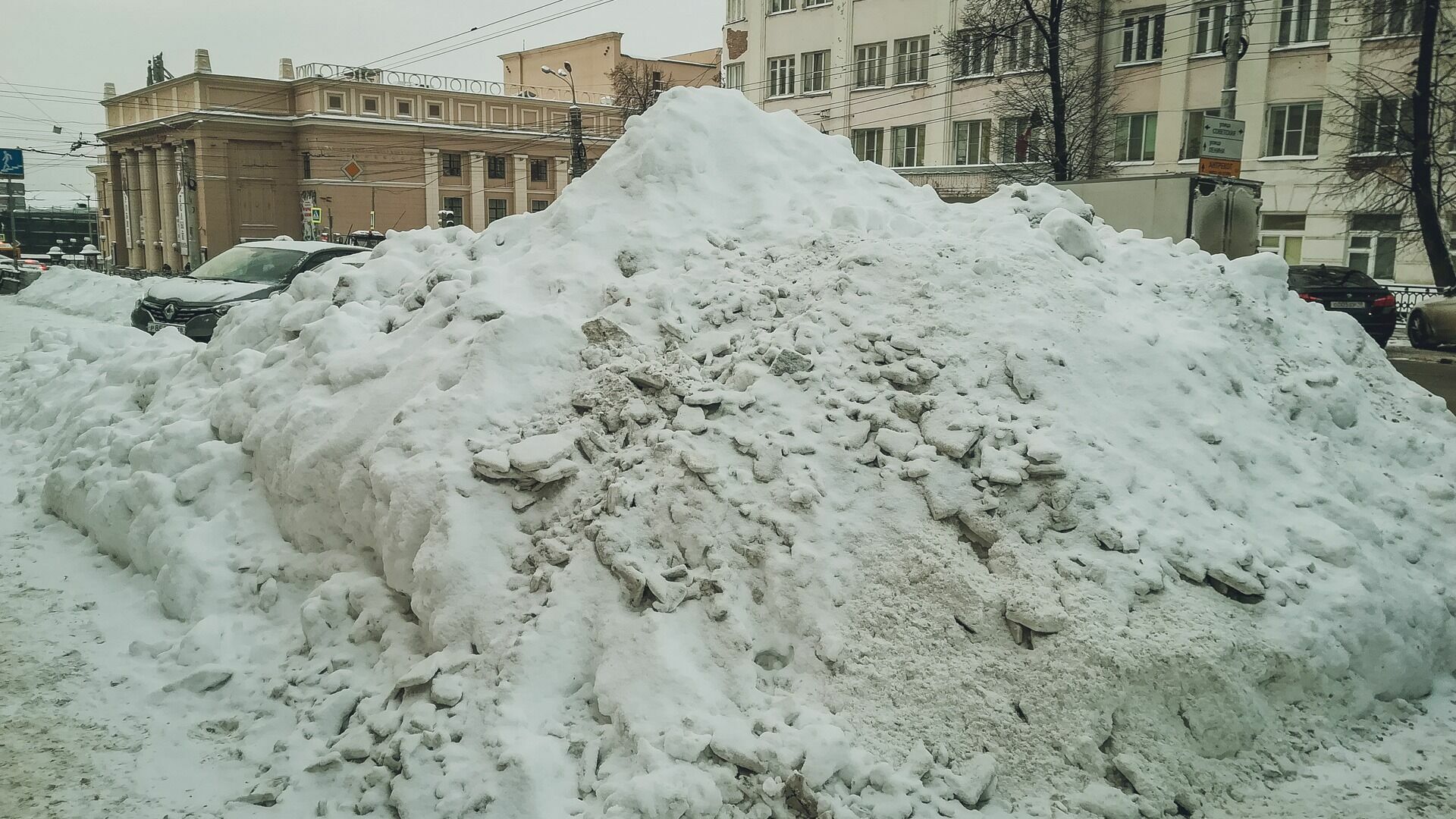 Fobose заявили, что весенние сугробы в Петербурге почти вдвое выше зимних