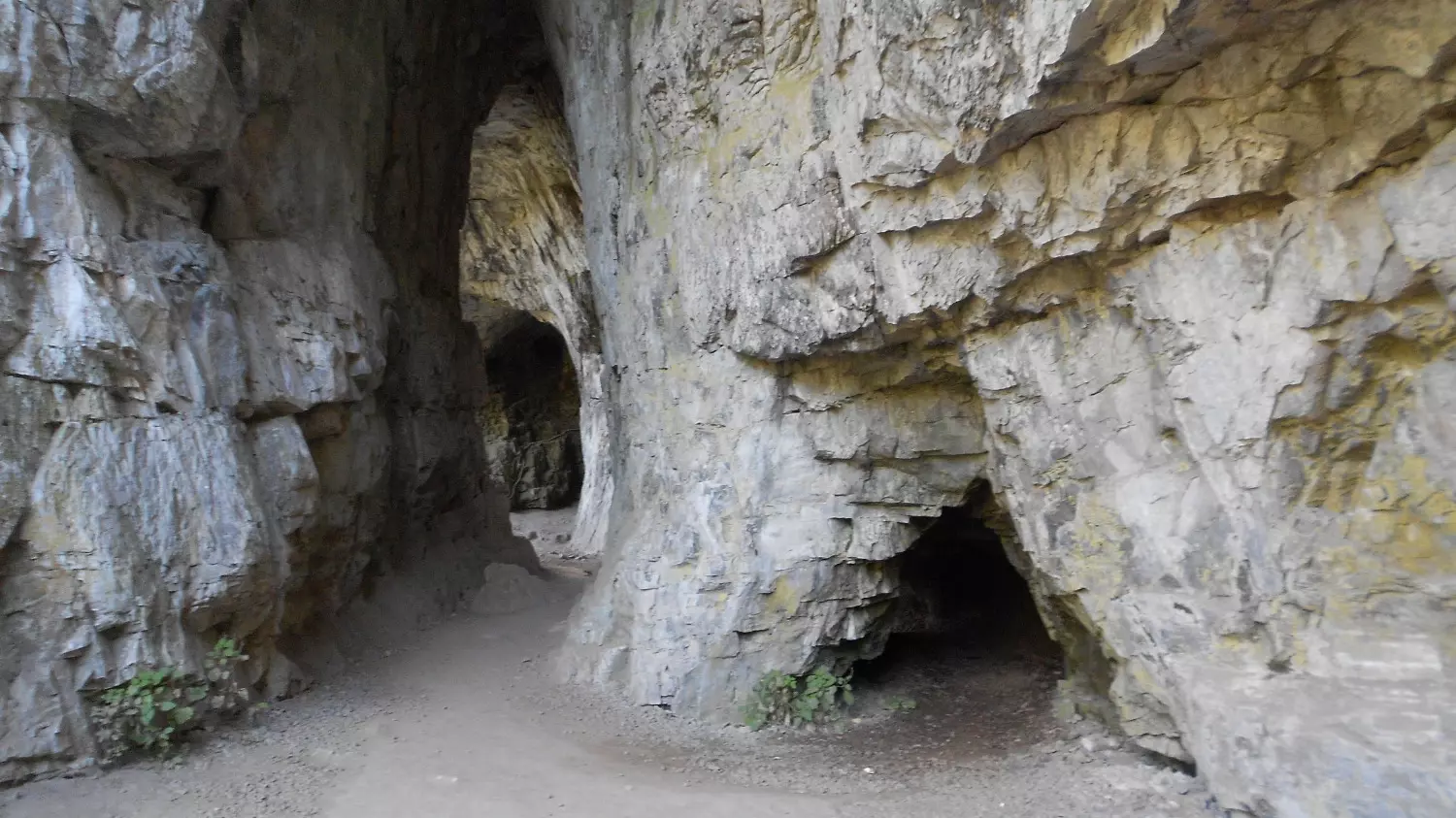 Пещерный комплекс Тавдинских пещер состоит из 30 залов, в большинство из которых можно легко попасть